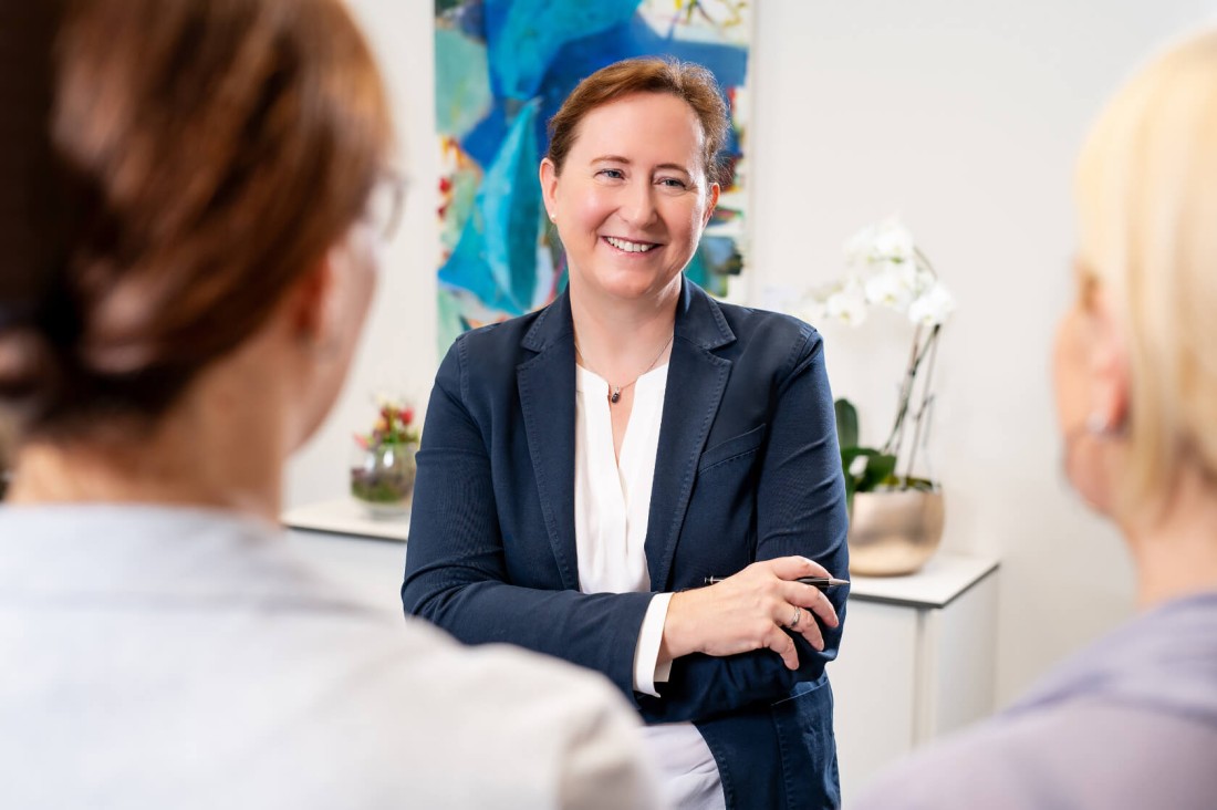 Anja Stauß in den Kanzleiräumen